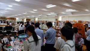 h 30図書委員研修会見学