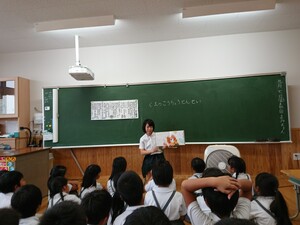 h 30町小学校読み聞かせ3