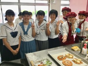 r 1秋の学校説明会ピザ4