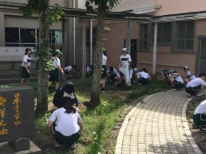 r１外庭大掃除２年